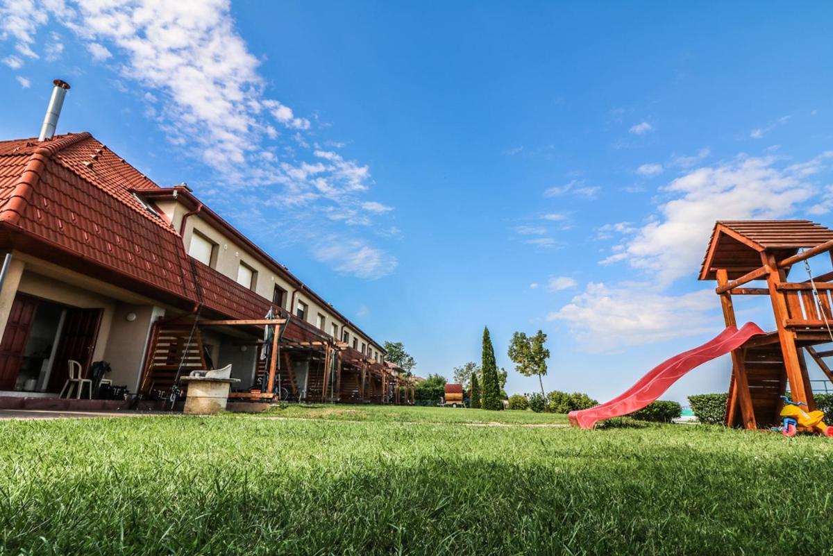 Harsas Apartmanhaz Balatonboglar Appartement Buitenkant foto